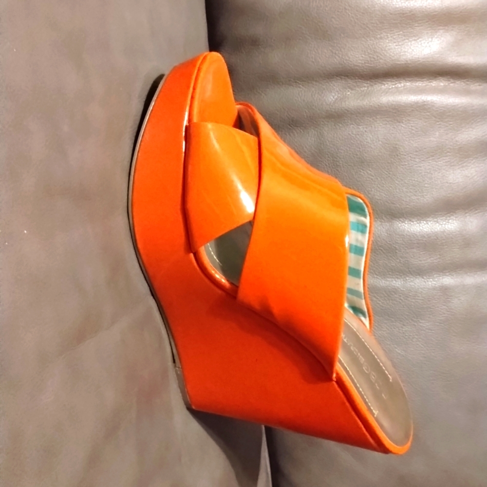 BCBG ENERATION tangerine wedges